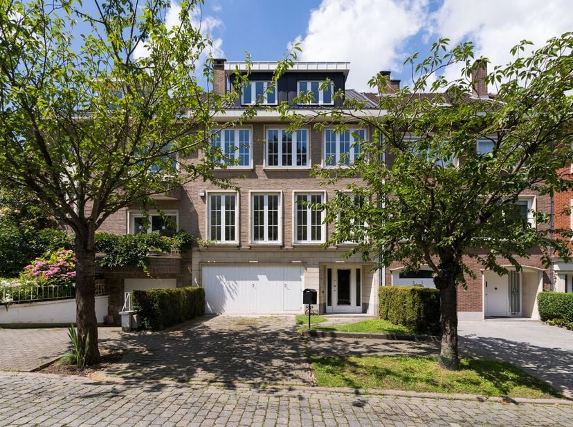 WOLUWE-SAINT-PIERRE, in de wijk Chant d'oiseau en tegenover het park van Woluwe. Prachtig HUIS (6 slaapkamers/2 badkamers) van 350 m² met terras, klei