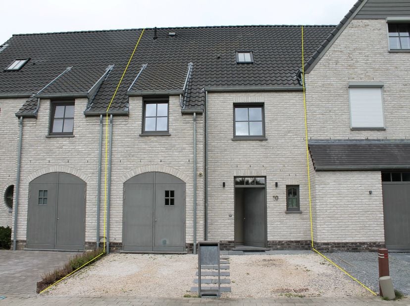 Deze energiezuinige gezinswoning is gelegen in een rustige verkaveling, aan het woonerf tussen de Molenstraat en de Merellaan.<br />
<br />
Gebouwd in