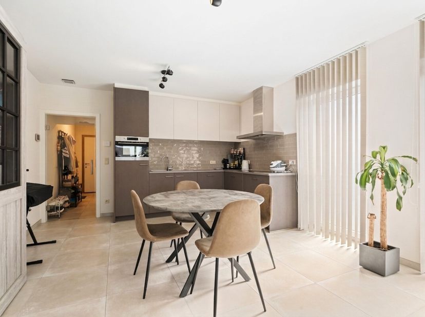 Op zoek naar een comfortabel appartement met een eigen tuin en een praktische ligging in Mol? Dit aangename gelijkvloerse appartement combineert comfo