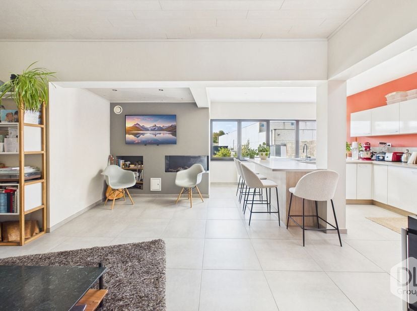 Op de begane grond vindt u een prachtige, lichte woonkamer met een zithoek en een open, volledig uitgeruste keuken van circa 60 m², voorzien van Bosch