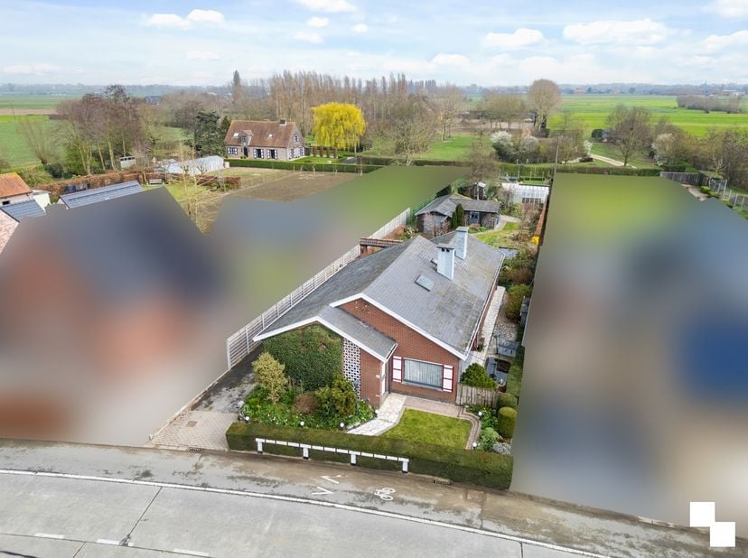 Ontdek deze te renoveren, gelijkvloerse woning op een perceel van 1.220 m² langs de verbindingsweg tussen Hooglede en Kortemark. De bewoonbare oppervl