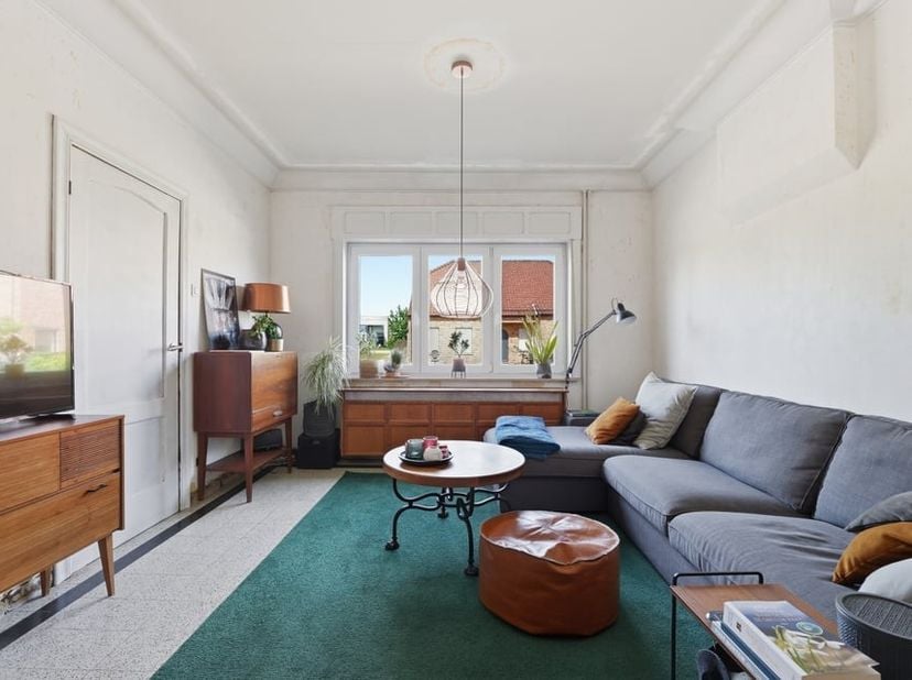 Deze gezellige woning, gelegen aan de Brandhoutstraat 18 in het rustige Brustem, combineert een aangename ligging met veel ruimte en potentieel. Dankz