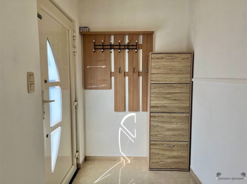 Ruime en instapklare gezinswoning met 5 slaapkamers, garage en zonnige tuin te Hamme<br />
Deze verzorgde woning beschikt over een bewoonbare oppervla