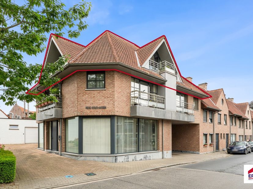 Te koop: ruim halfopen appartement in het centrum van Kanegem, op wandelafstand van school en openbaar vervoer.Dit energiezuinig appartement (EPC-labe
