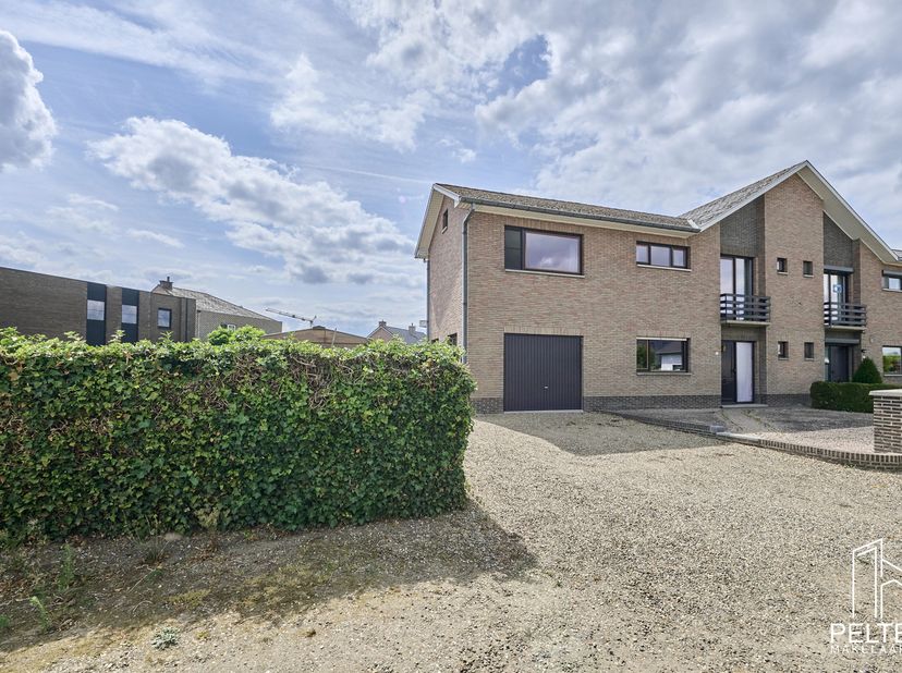 Bent u op zoek naar een ruime woning (hob) op een uitstekende locatie?<br />
Dan is deze charmante woning aan de Kapelstraat 33 te Bocholt zeker een b