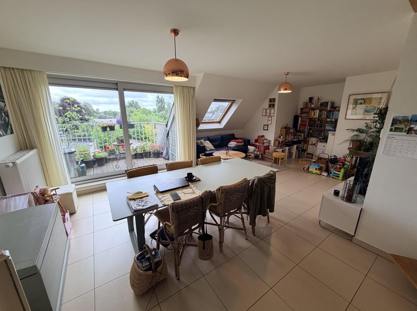 --- NIEUW --- Ruim duplex-appartement met zonnig terras en autostaanplaats in centrum Oostakker!<br />
<br />