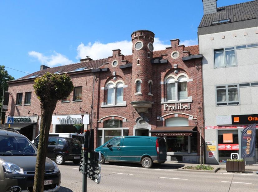 Handelspand met woonst in de winkelstraat. <br />
Handelspand met woonst, gelegen op wandelafstand van het bus- en treinstation. Het pand is op het ge