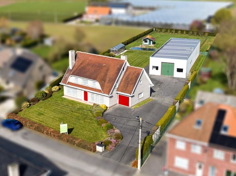 Deze unieke villa is gelegen langs de verbindingsweg Oostnieuwkerke (Staden) en Roeselare.<br />
De woning werd bijzonder degelijk gebouwd en doorheen