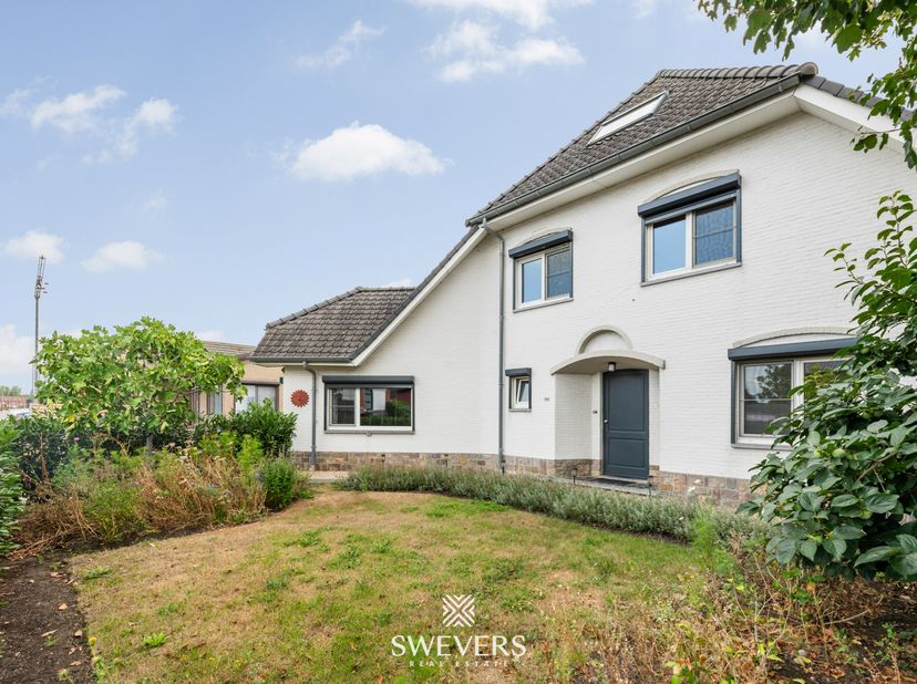 Voor meer info en foto’s, surf naar www.swevers.be – Deze open bebouwing aan de Beverlosesteenweg 392 in Koersel biedt 239 m² bewoonbare oppervlakte,