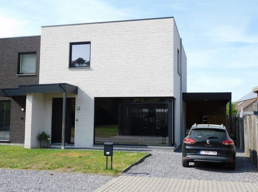 Deze prachtige halfopen woning is gelegen langs de Sparrenbosweg te Stal, op slechts enkele minuten van het centrum van Koersel. Deze recente woning h