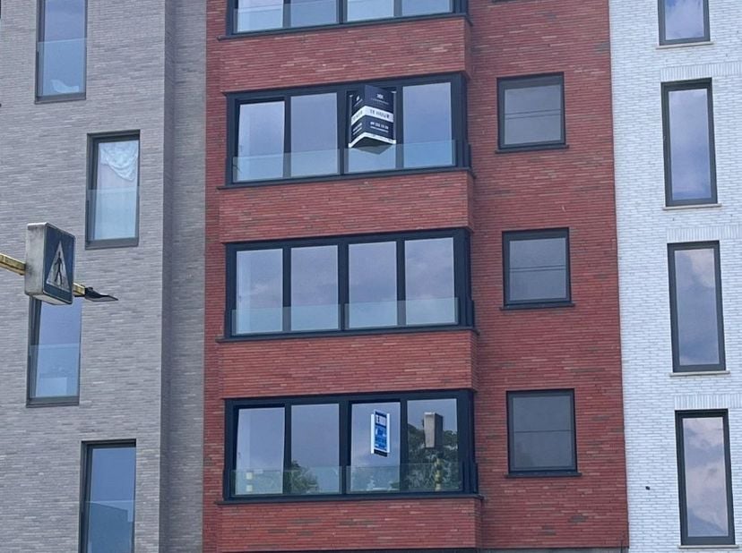 Dit ruime appartement (107 m²) is gelegen op de 1e verdieping in een volledig gerenoveerde residentie. Het appartement heeft heel wat troeven zoals ru