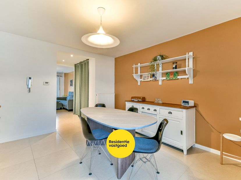 Op een topligging vlak bij de jachthaven van Nieuwpoort bevindt zich dit charmante duplexappartement, rustig gelegen en ideaal als vaste woonst, tweed