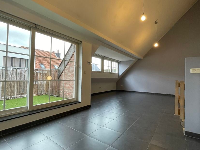 Energiezuinig duplex appartement met autostaanplaats en kelderberging.<br />
Ontdek dit prachtige duplex appartement op de eerste verdieping van een m