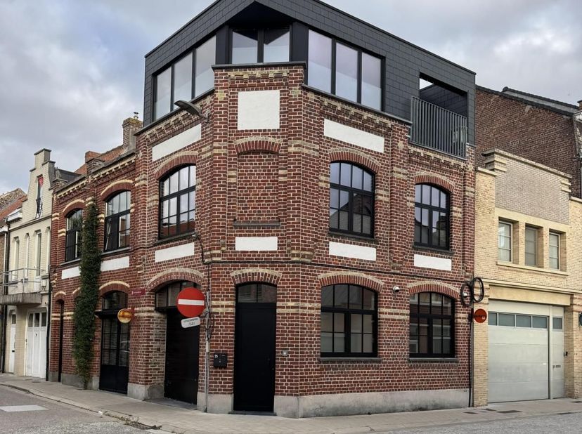 In het centrum van Ieper, vlakbij de Grote Markt en de vestingen, bevindt zich dit zeer lichtrijk appartement. De woning is volledig nieuw en werd afg