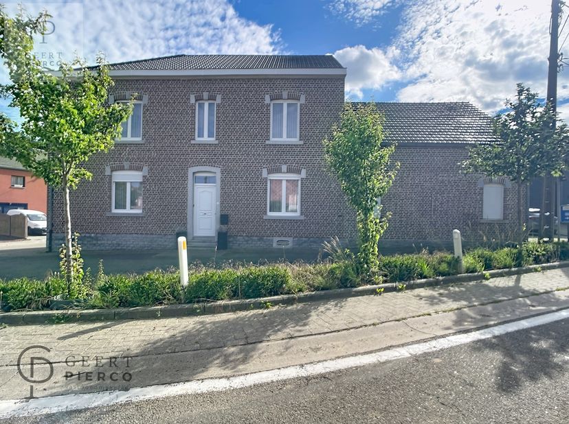 Aan de Joseph van Hamontstraat 2 te Vorsen (Gingelom), gelegen op slechts twee kilometer van de oprit van de E40, treffen we deze ruime woning op een