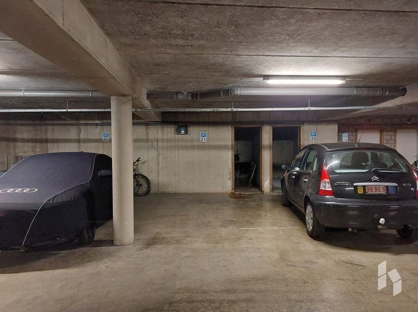 Ondergrondse autostaanplaats (P21) te huur in het centrum van Lommel.<br />
Huurprijs €75/maand.