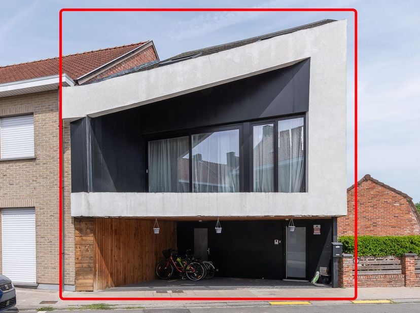 MODERNE WONING<br />
<br />
Goed gelegen, moderne woning op wandel- of fietsafstand van winkels (o.a. vlak bij shopping center Ring Kortrijk), scholen