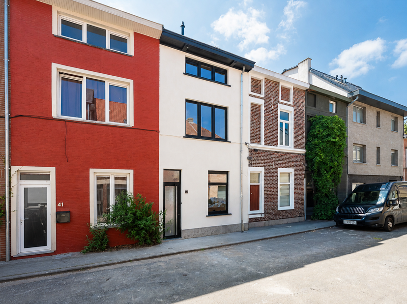 Ontdek deze volledig gerenoveerde woning (2026), gelegen in een rustige en residentiële buurt. Dit uitgestrekte natuur- en recreatiegebied is de ideal