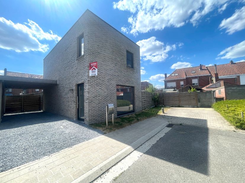 Rustig gelegen woning met 3 slaapkamers en carportIndelinggelijkvloers: inkomhal, toilet met lavabo, living met open keuken en bergingeerste verdiep: