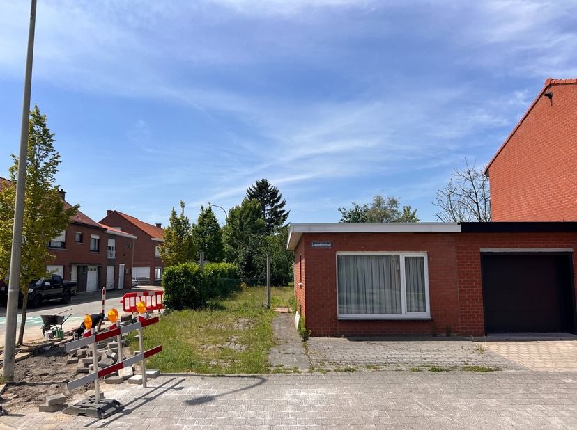 Bent u op zoek naar de ideale locatie om uw droomwoning te realiseren?<br />
Dan is dit prachtig gelegen perceel bouwgrond ongetwijfeld een unieke opp