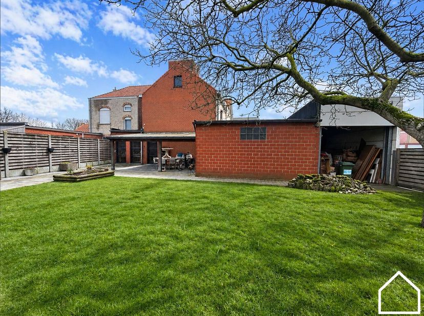 Uitzonderlijk eigendom te Elverdinge (Ieper) – Opp. 555 m²<br />
<br />
Bekijk zeker de vastgoedvideo via deze link: https://youtube.com/shorts/Q4OAZC