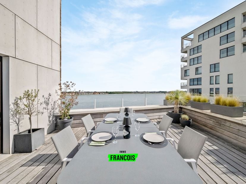 Genieten van rust, ruimte en een prachtig uitzicht? Dit smaakvolle appartement biedt het allemaal. Gelegen op een idyllische locatie direct aan de Spu