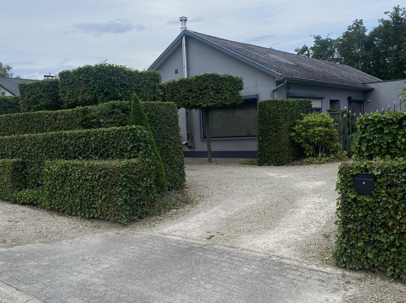 Vrij staand huis in Engsbergen in de natuur op 12 a met zwembad sauna en jacuzzi <br />
Er zijn zonnepanelen en overal is er een airco <br />
Vloer is