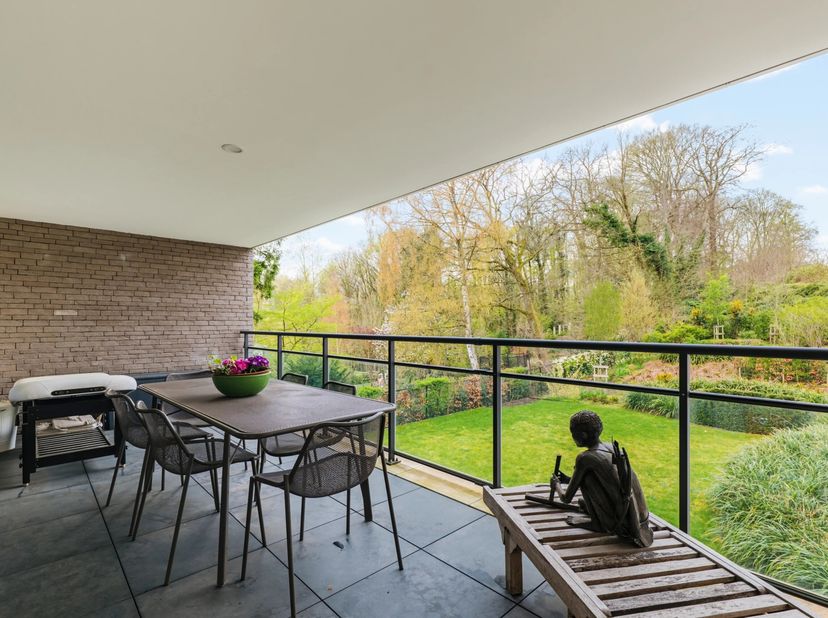 Ideaal gelegen, op wandelafstand van het Tenreuken park, biedt Victoire-Junot dit prachtige appartement van ongeveer 124m² met twee slaapkamers en twe