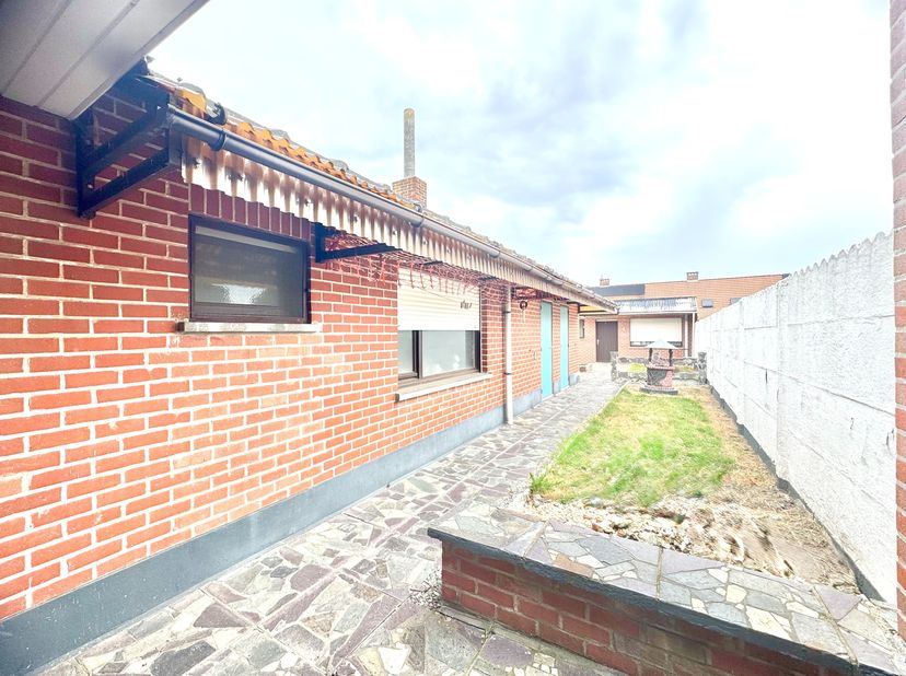 Gesloten bebouwing in rustige residentiële woonbuurt; Indeling: voortuin, inkom met traphal, woonkamer met ruimte voor eetplaats en salon; Leefkeuken,