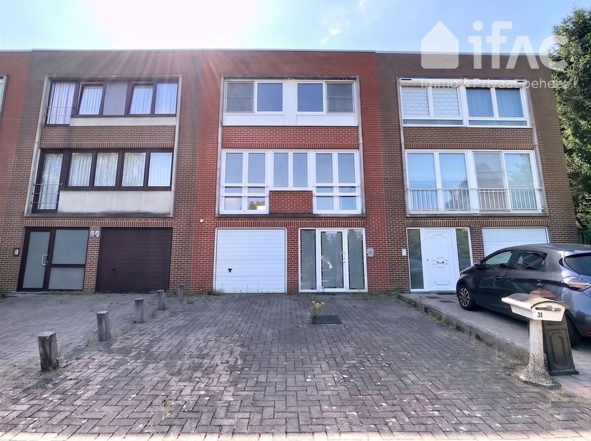 Bel-etagewoning met 3 slaapkamers, dubbele garage, overdekt terras en tuin in een rustige doodlopende straat<br />
<br />
Deze bel-etagewoning op ee