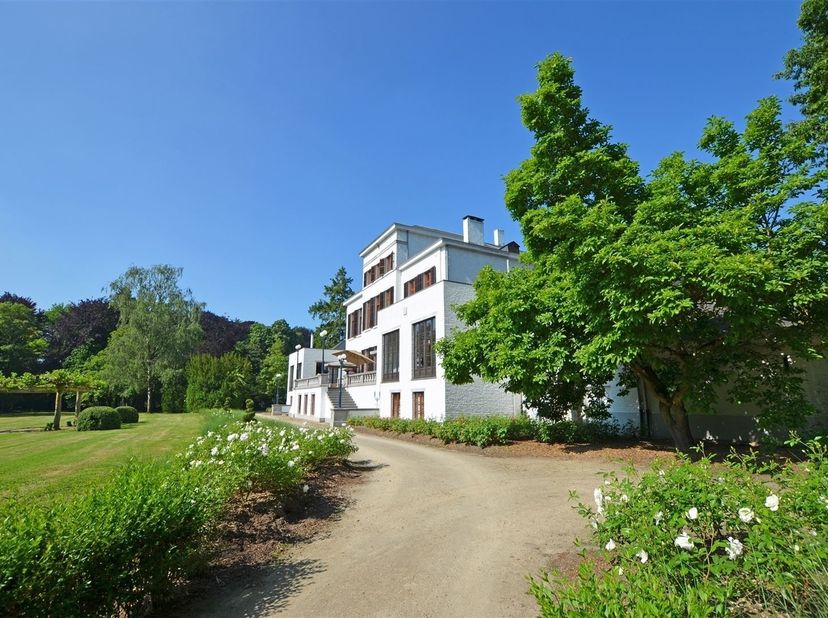 Via een prachtige oprijlaan bereiken we dit kasteel dat dateert uit ±1790 en een bewoonbare oppervlakte heeft van maar liefst ±1500m². Het ligt te mid
