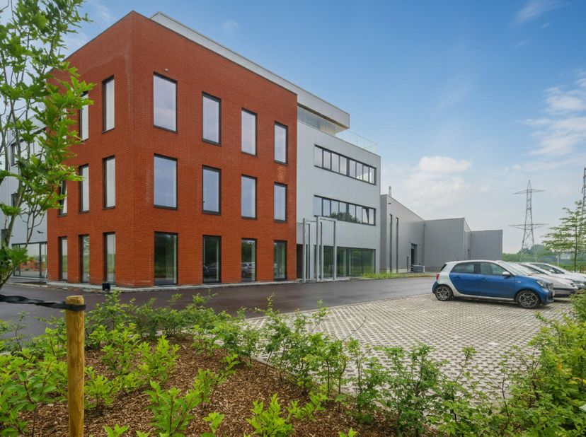 Ce bureau à louer bien entretenu est situé au calme dans la zone industrielle de Grote Nest et dispose de nombreuses possibilités de stationnement.<br
