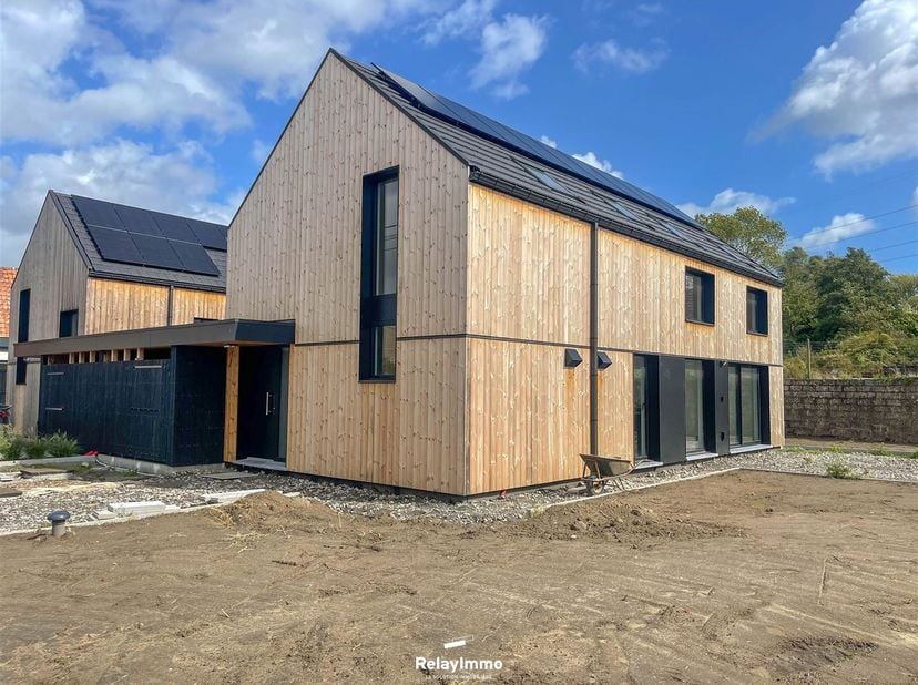 NIEUW - NIEUWBOUW - HUIS MET 2 SLAAPKAMERS EN TUIN!<br />
<br />
Bestaande uit:<br />
Entree, hal met apart toilet, grote lichte woonkamer, volledi