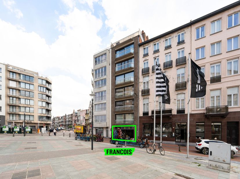 Dans un emplacement extrêmement commercial à Blankenberge, à deux pas de la digue, du centre et de larrêt de tram, se trouve ce vaste local commercial