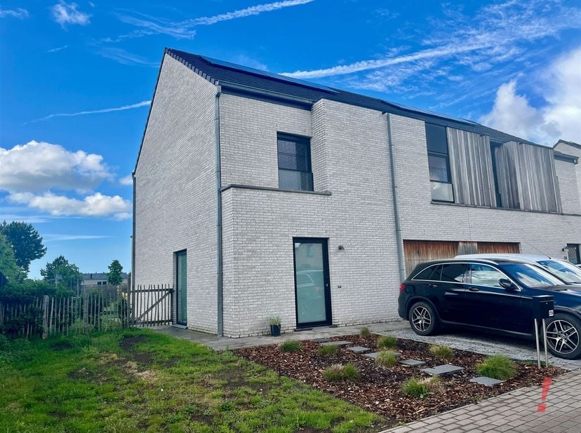 Deze strakke instapklare nieuwbouwwoning heeft heel wat troeven.<br />
Dit pand omvat een inkomhal met gastentoilet. Er is een glazen deur naar de ru