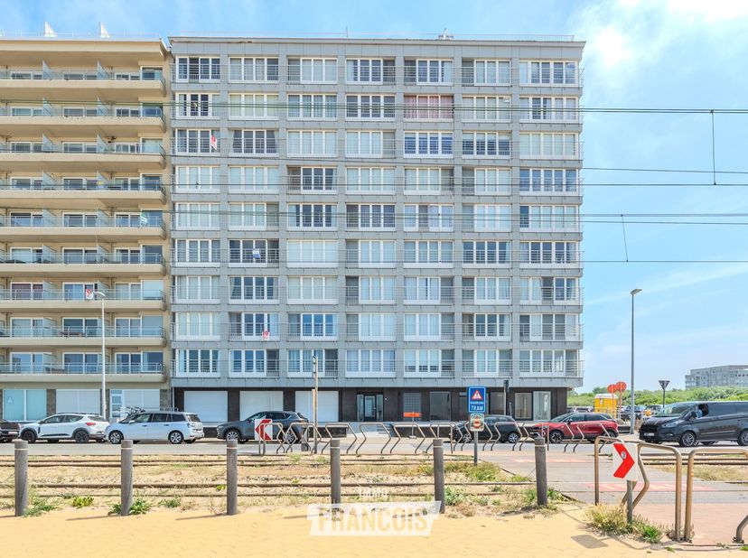 Deze ruime studio is gelegen op de Zeedijk van Middelkerke en geniet van een prachtige ligging met een open zicht over de duinen. Dankzij de zongerich