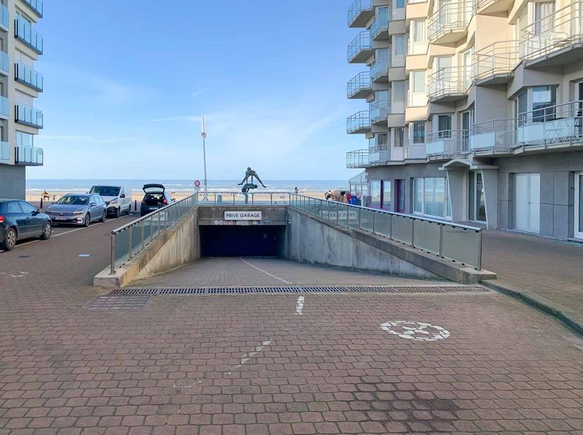 Deze garage bevindt zich op een absolute toplocatie onder de Zeedijk van Koksijde, op slechts enkele stappen van het centrum, het strand en de gezelli