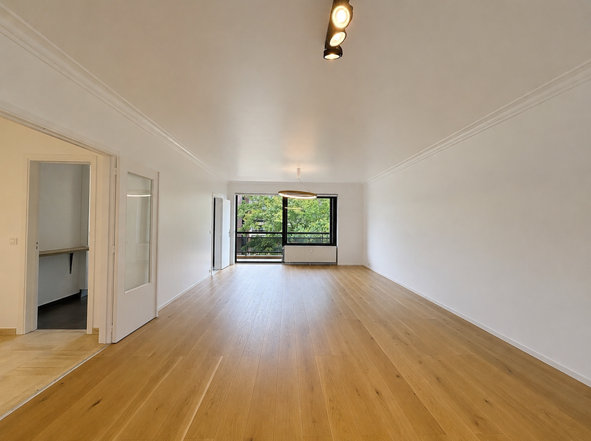 UKKEL– Wijk Observatoire – In een park met veel bomen, mooi APPARTEMENT (2 slaapkamers/1 badkamer) van ±103 m² met terras op het zuiden. Het apparteme