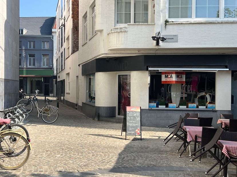 Karaktervol handelspand met verkoop- en werkruimte.