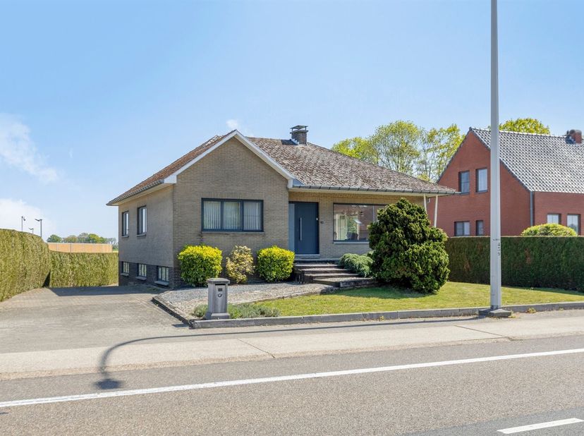 Karaktervolle, vrijstaande woning met 3 slaapkamers en inpandige garage op een prachtig perceel van 12a36ca te Maaseik<br />
<br />
ALGEMEEN<br />