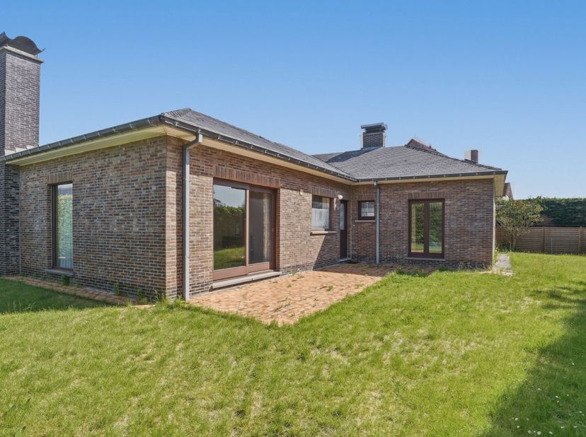 Vrijstaande bungalow met 3 slaapkamers, garage en zongerichte tuin, centraal gelegen in Aartrijke. De woning staat op een perceel van 560 m² en biedt