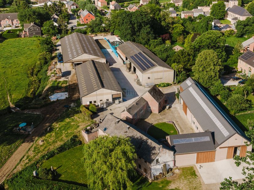 Située au cœur d’un environnement bucolique préservé, cette propriété d’exception combine le charme d’un ancien moulin à eau du XVe siècle et le pragm