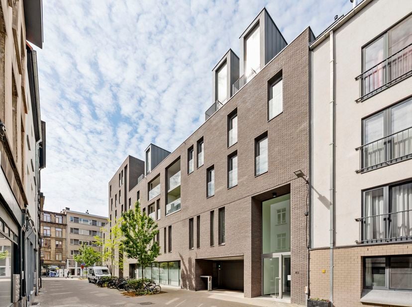 Unieke penthouse van 170 m² te koop in de Lange Sint Annastraat in het historische hart van Antwerpen. Gelegen op de vierde verdieping van een modern