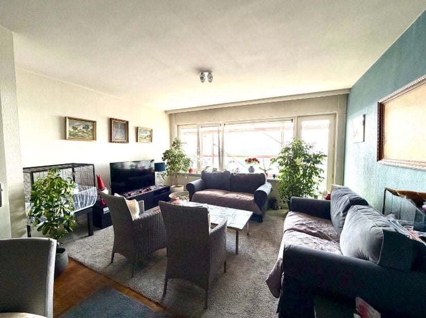 Op een uitstekende locatie, vlak bij de wijk Groene Vallei en de Watersportbaan, bevindt zich op de 13de verdieping, dit aangenaam hoekappartement. Da