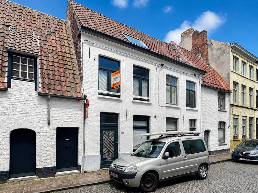 Op een rustige en gegeerde ligging in het historische centrum van Brugge, vlak bij de Vesten, bevindt zich deze charmante en recent gerenoveerde rijwo