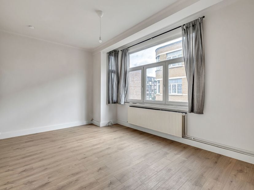 Op een steenworp van het Flageyplein en de vijvers van Elsene zal dit recent gerenoveerde appartement van 85 m² op de 2de verdieping van een gebouw ui