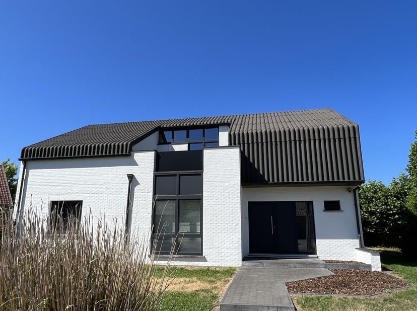 Gerenoveerde woning met 4 slaapkamers en tuin<br />
Deze ruime woning werd eind jaren '80 verbouwd en is onlangs volledig gerenoveerd. De woning combi