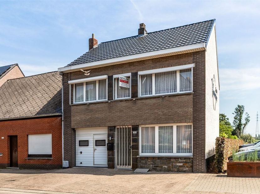 Maison à rafraîchir comprenant 3 chambres, située dans le centre de Larum.<br />
Depuis le hall d'entrée, on accède au salon. Celui-ci est spacieux et