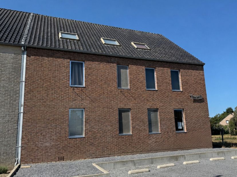 Aan de Russelbeekstraat 59 in Diepenbeek worden verschillende ruime, ongemeubelde studentenkamers te huur aangeboden voor het academiejaar 2026-2027.