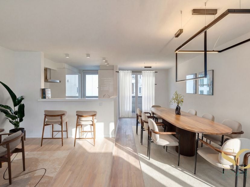 Superbe duplex situé dans le quartier prestigieux de la rue de Namur, en intérieur d’îlot. Cet appartement au dernier étage actuellement meublé comme